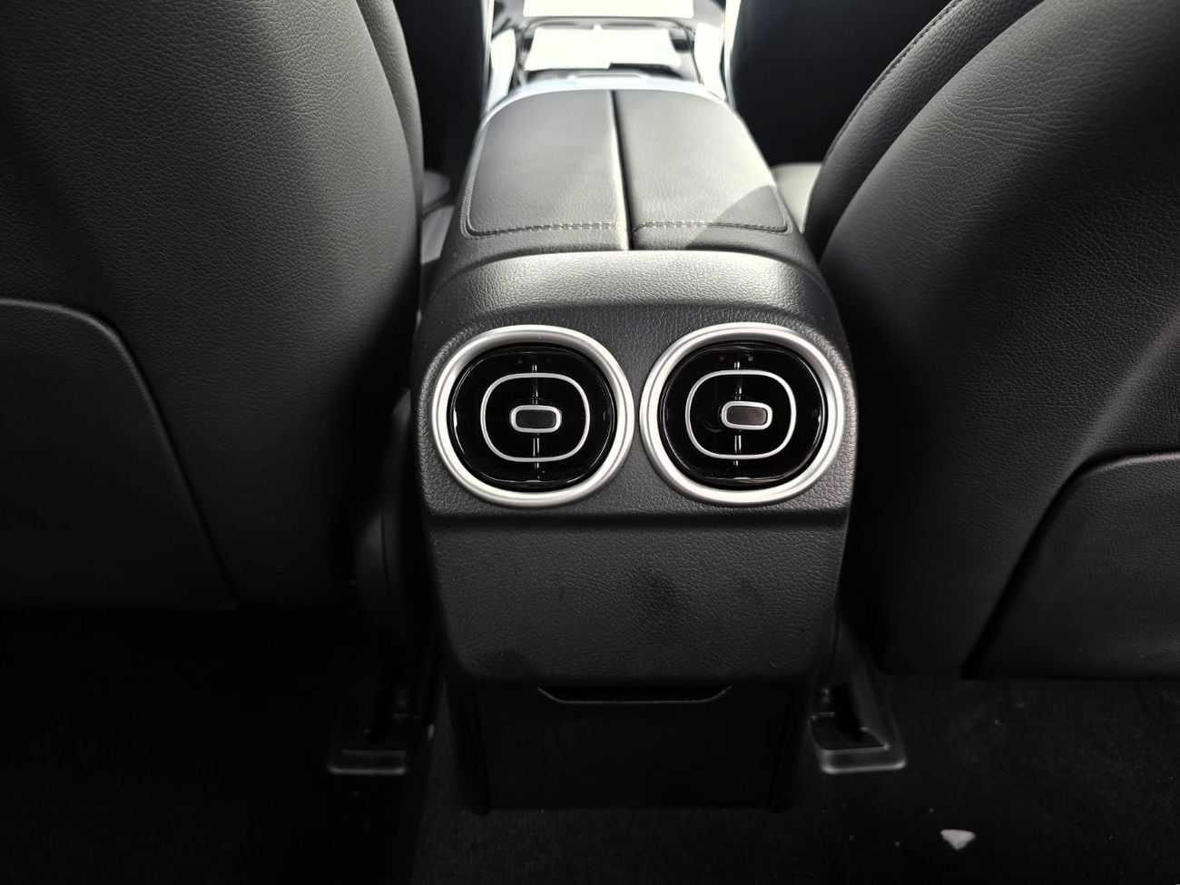 Mercedes-Benz C 200 Mercedes-Benz C200L 1.5L with cold and heat seats white color 2025 Model