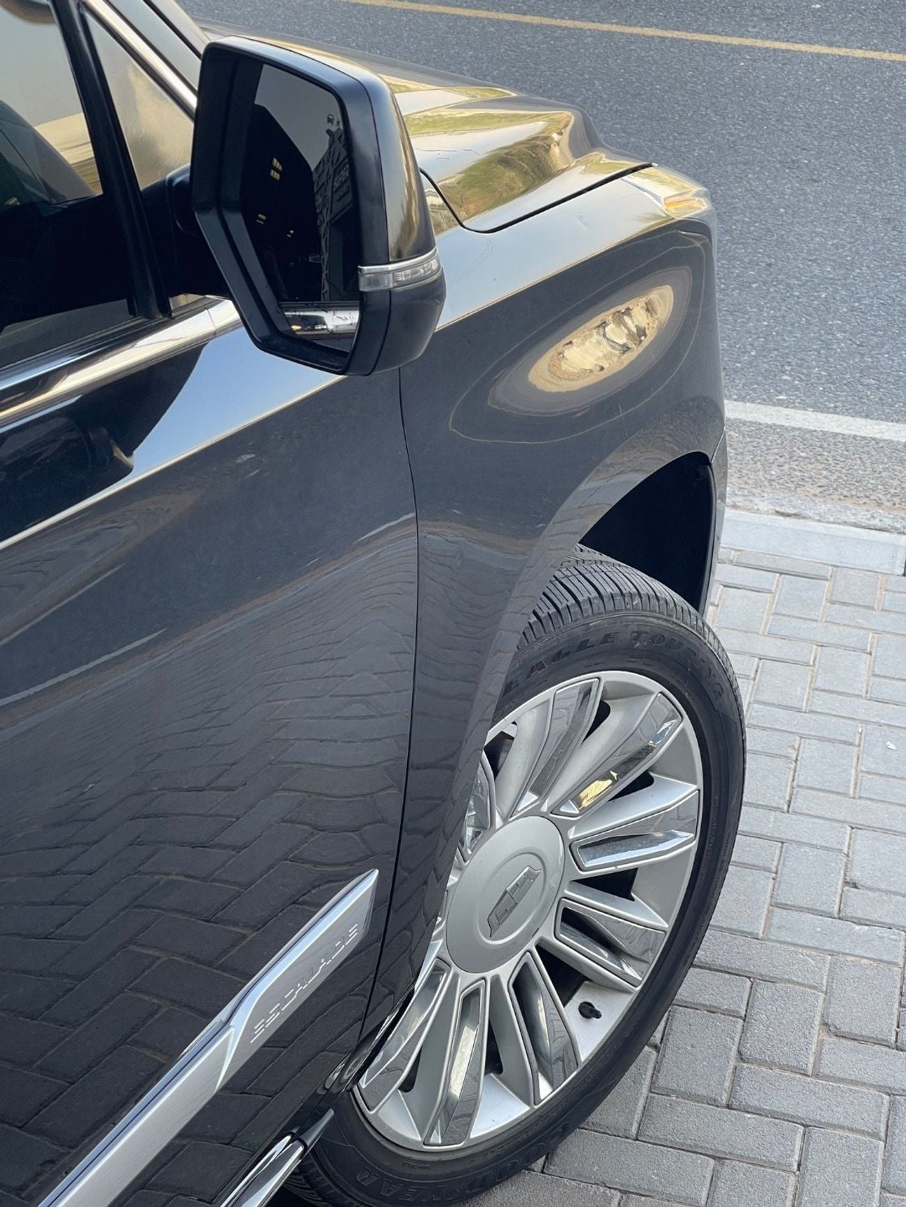 Cadillac Escalade Platinum 6.2L 7 SEATER / 360 CAMERA / SIDE STEP AUTOMATIC / WIRELESS CHARGER / SUPER CLEAN