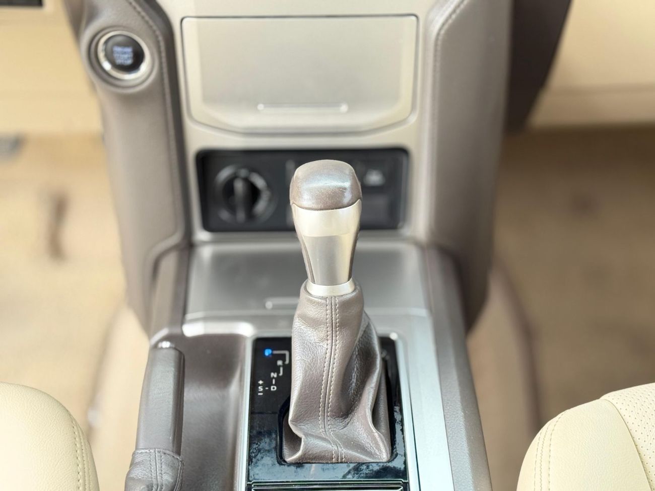 Toyota Prado Toyota Prado 2019 white 4x4 Gcc specs 6cylinders 4.0L Petro engine