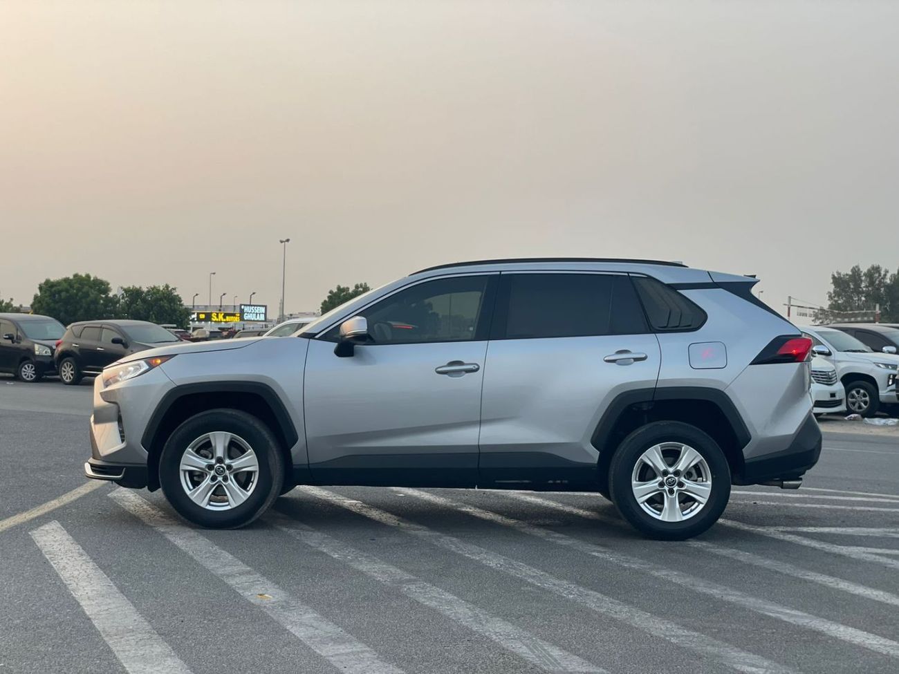 تويوتا راف ٤ 2019 Toyota Rav4 XLE 2.5L V4 - Push Start With Sunroof - MidOption