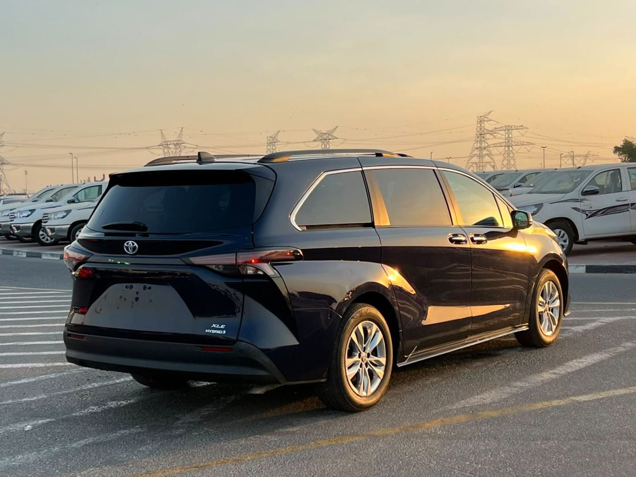 تويوتا سيينا  2024 Toyota Sienna XLE Hybrid Full Option 2.5L V4 - 7 Seater Doors Full Auto With Radar - Rear Camer