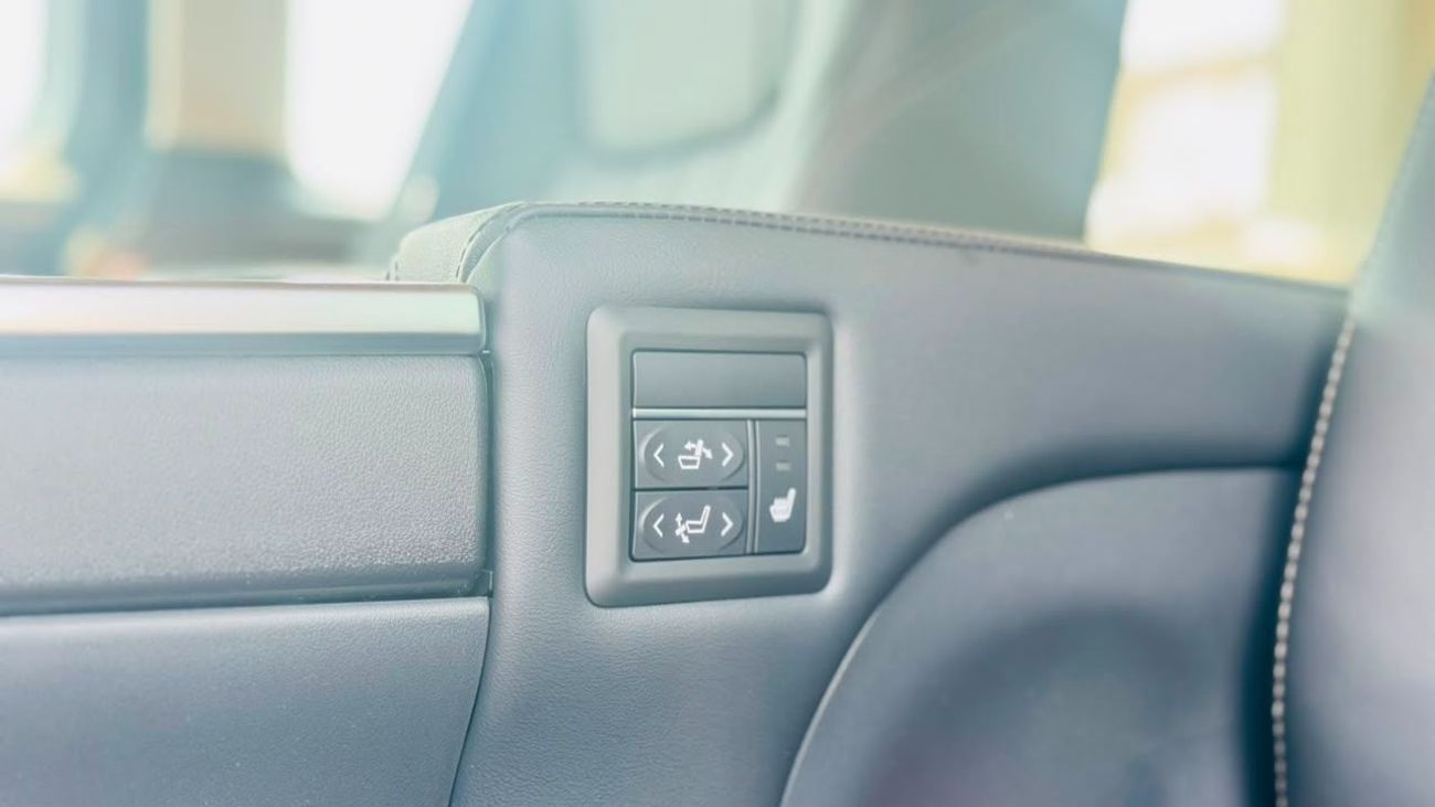 Toyota Granvia PREMIUM Toyota Granvia PREMIUM 3.5L - Black Inside Black YM2026