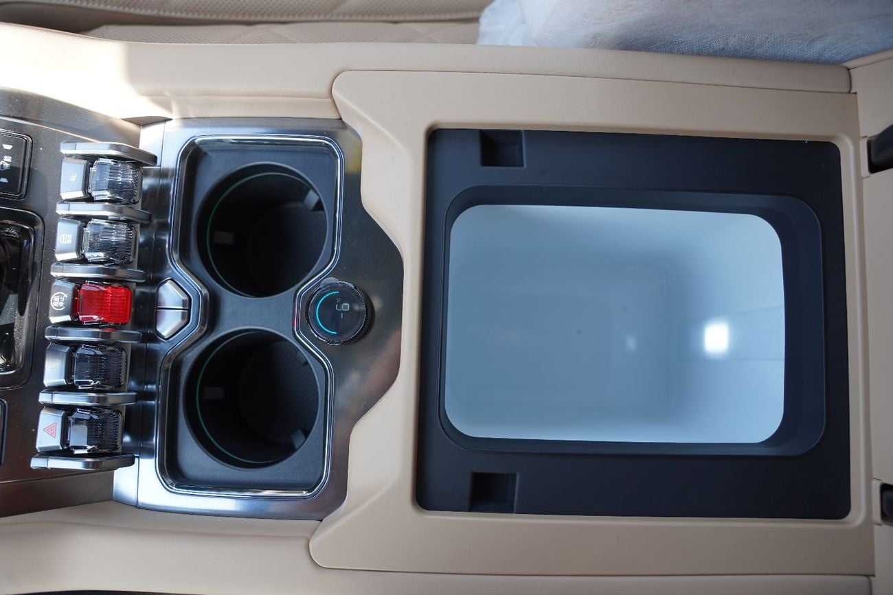 BYD Leopard 8 2025 BYD Leopard 8 with drone plug in Hybrid 2.0L 7 seater 0KM