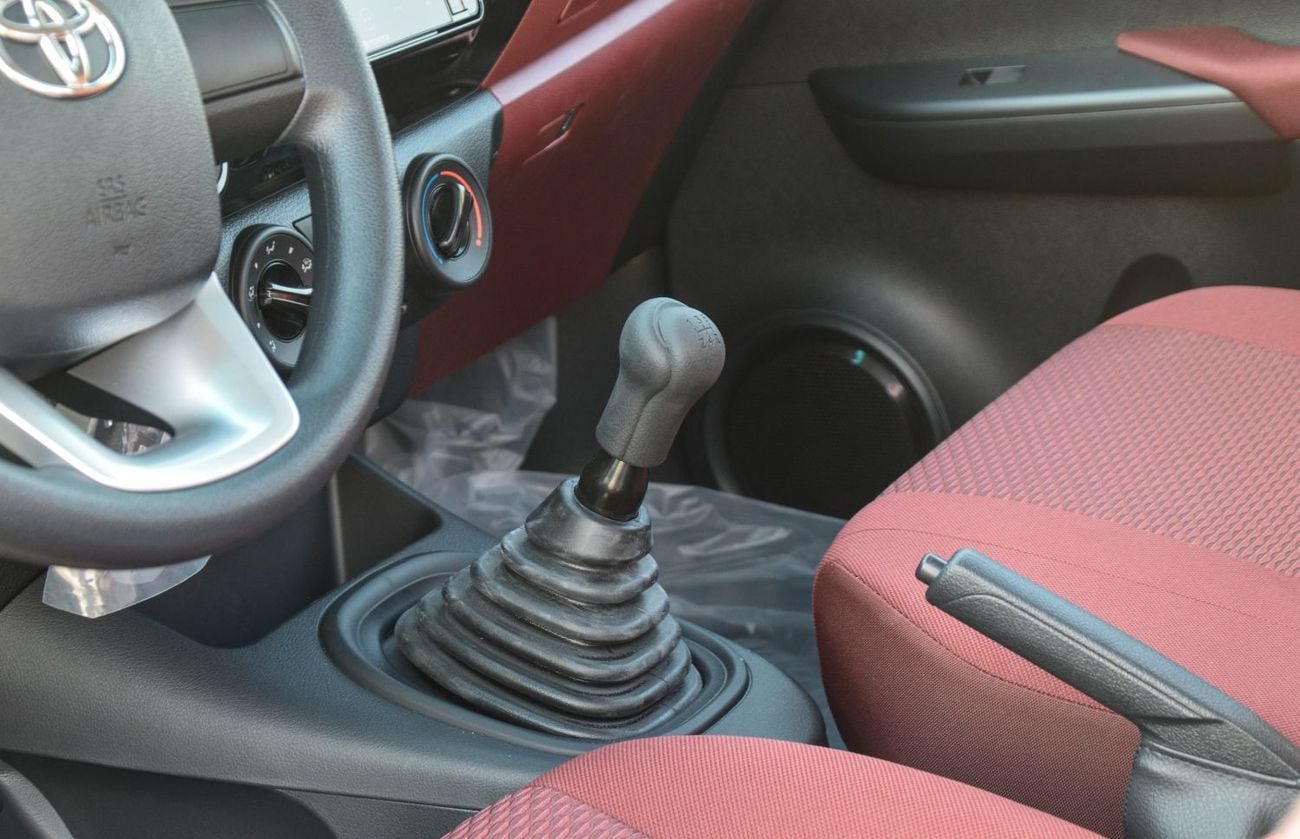 تويوتا هيلوكس 2.7L 4WD PETROL MT SC 2026