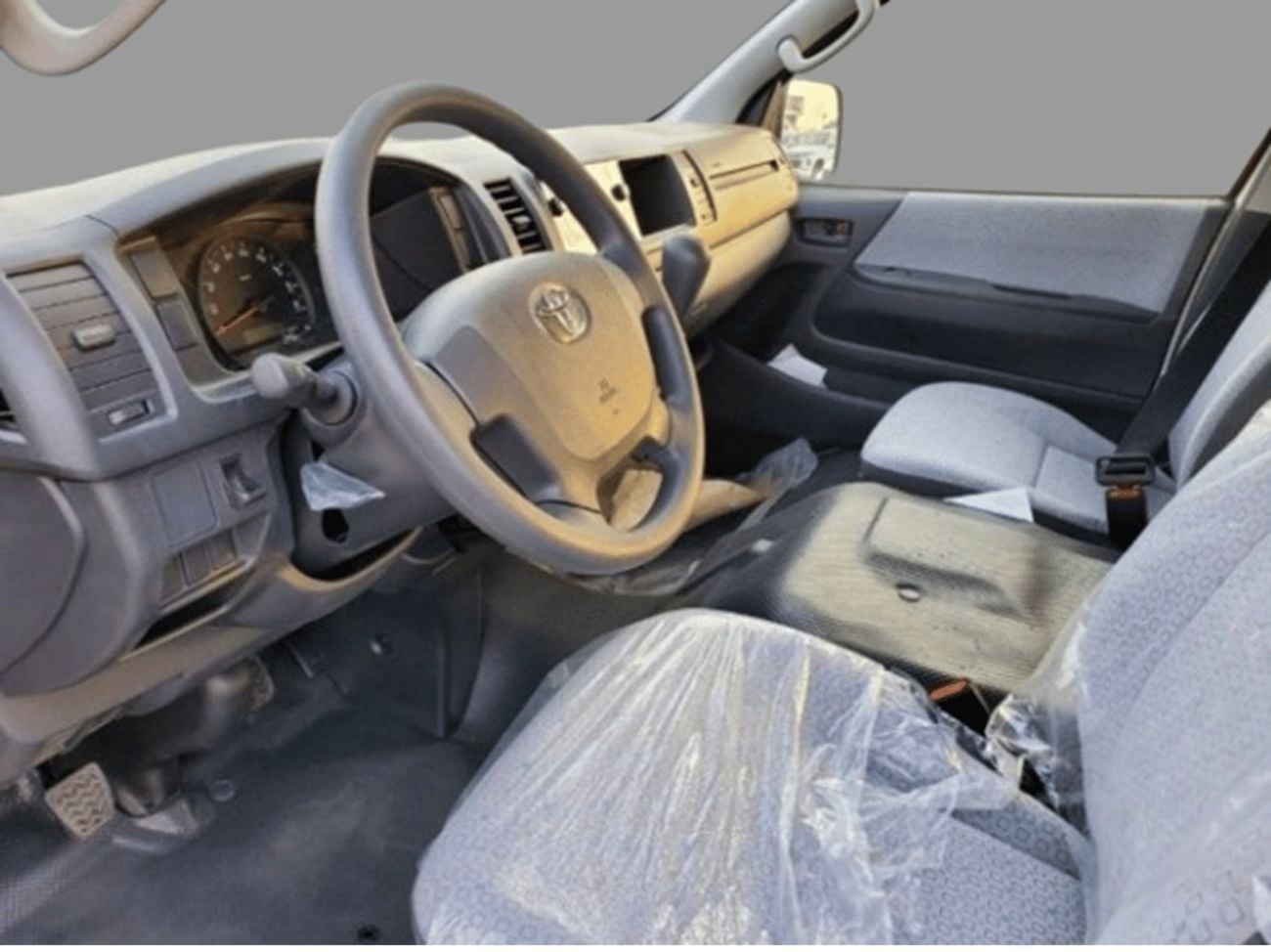 تويوتا هاياس Old Shape - ECTJRD007 - 2026 Toyota Hiace Passenger Van - Old Shape – Std - 2.5L Diesel Manual