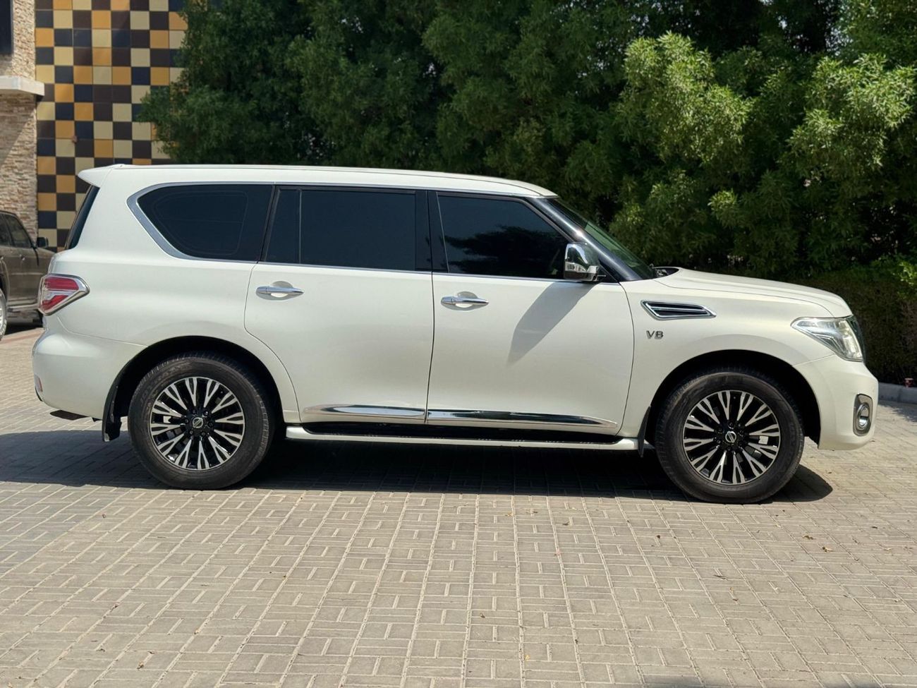 نيسان باترول Nissan patrol 2010 V8 big engine Gcc Full options