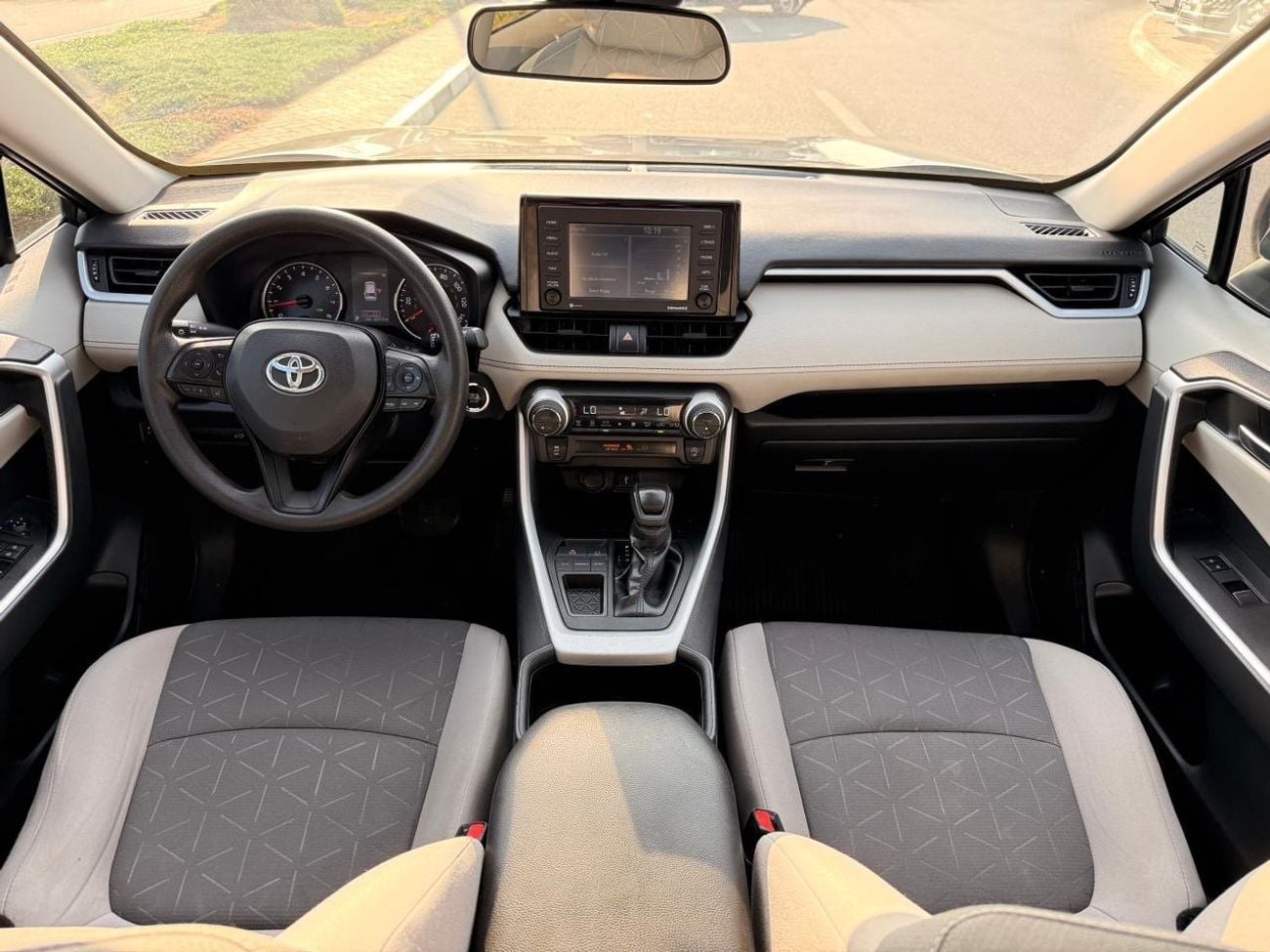 تويوتا راف ٤ XLE Full Option 2022 with sunroof, push start