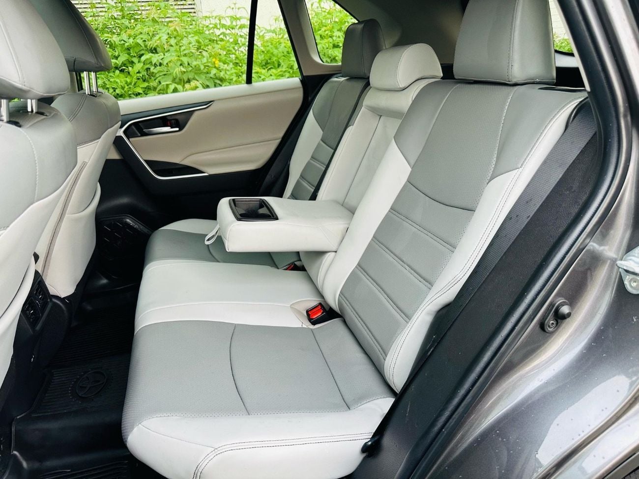 Toyota RAV4 XLE HEV 2022 Model XLE Hybrid 2.5L V4 Full Option Very Clean And Perfect condition