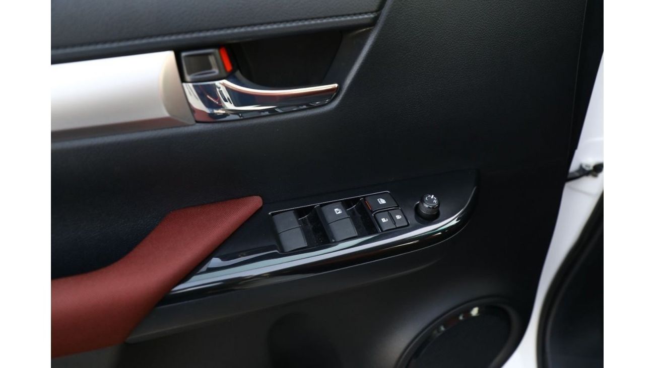 تويوتا هيلوكس تويوتا هيلوكس 4x4 DC 2.8 - 2023 - أبيض سوبر من الداخل عنابي