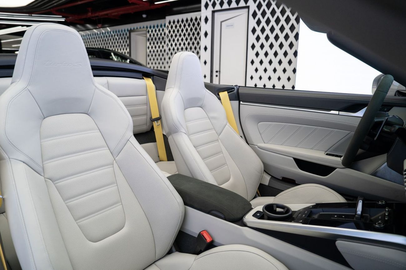 بورش 911 Turbo S 3.8L (640 HP) Convertible