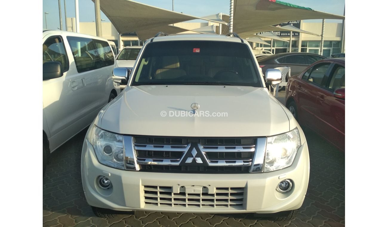 ميتسوبيشي باجيرو 2013 ابيض  3.8خليجى جلد فتحة سقف حالة وكالة بدون صبغ بدون حوادث ممتازة
