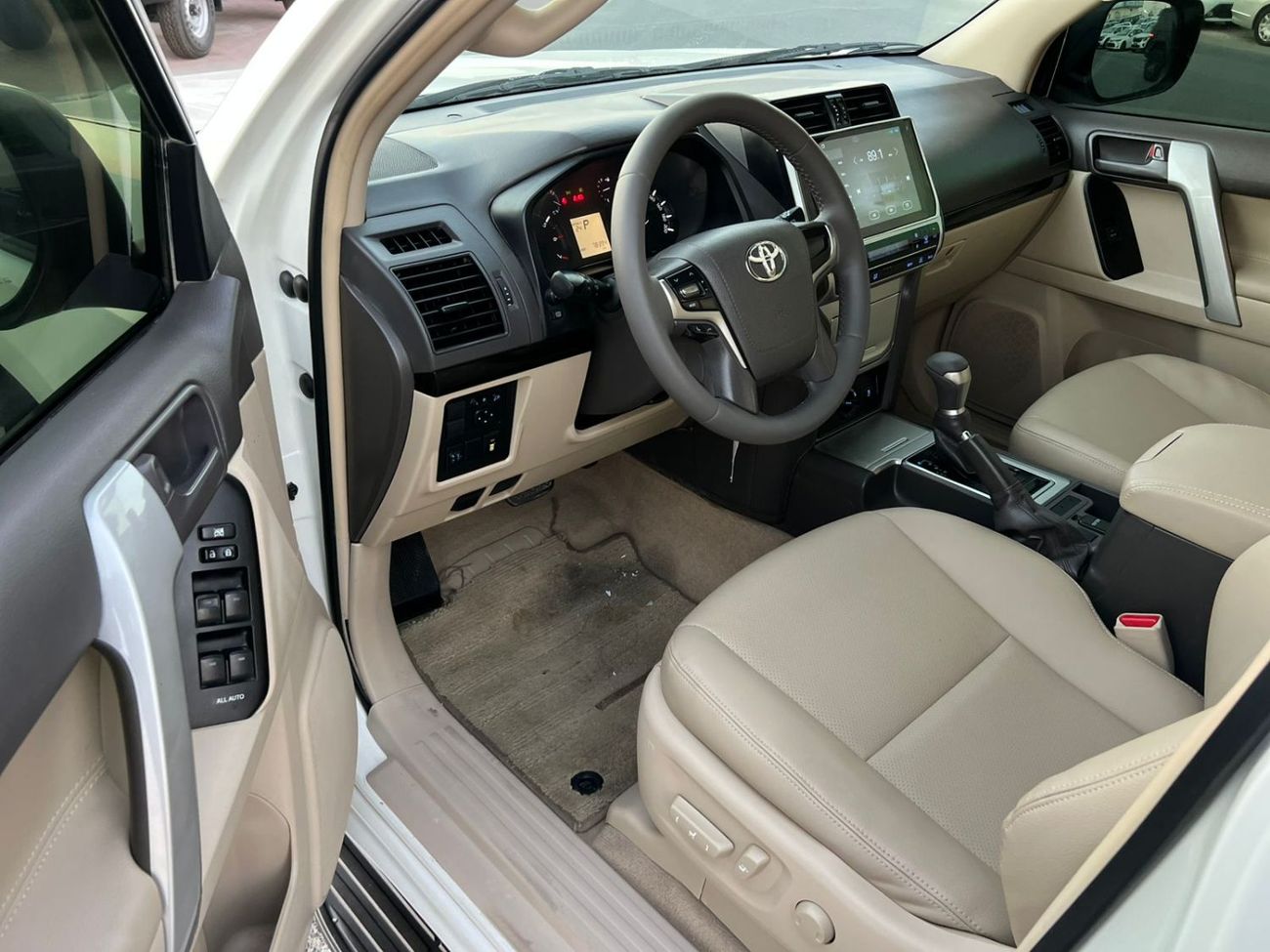 Toyota Prado 2019 Toyota Prado TXL 2.7L V4 - AWD 4x4 - GCC - Full Screen - Leather seat  - 7 Seater