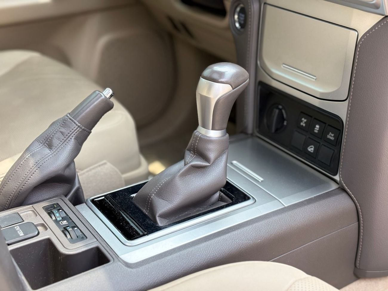Toyota Prado VXR AED 3,020 P.M | 0% DOWN PAYMENT | TOYOTA PRADO VXR | 4.0L V6 4WD | AGENCY WARRANTY TILL 2028 | 2023