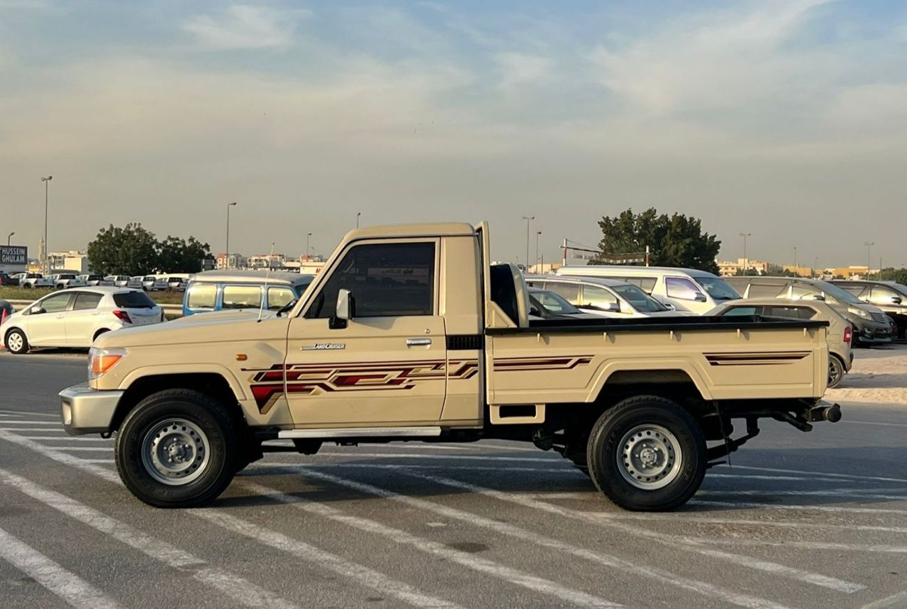 تويوتا لاند كروزر بيك آب 2018 Toyota Land Cruiser Pick up - Single Cabin - 4.0L V6 - AWD 4x4 - Patrol Manual - GCC Specs- Ful