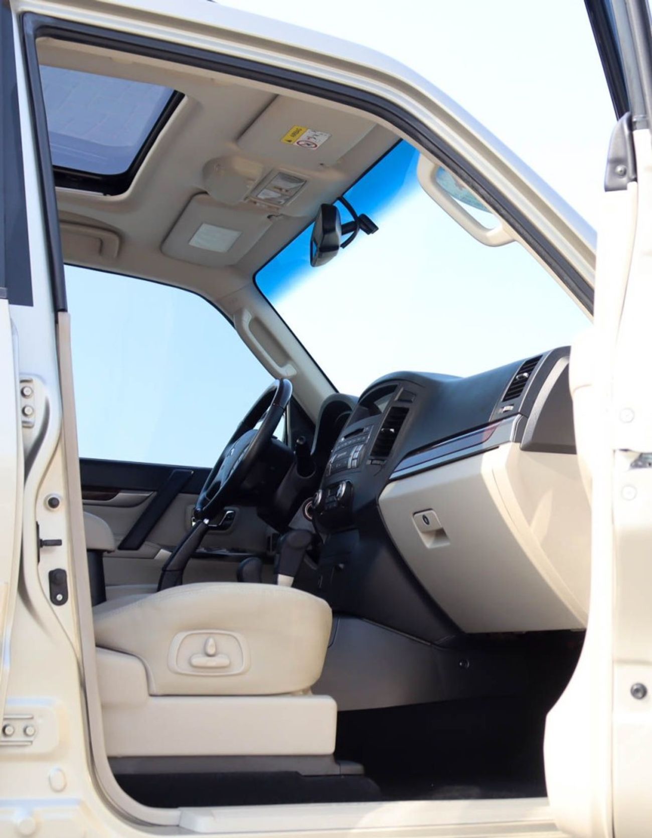 ميتسوبيشي باجيرو GLS 3.8L Mitsubishi Pajero 2014 3.8L full option v6 GCC accident-free in excellent condition