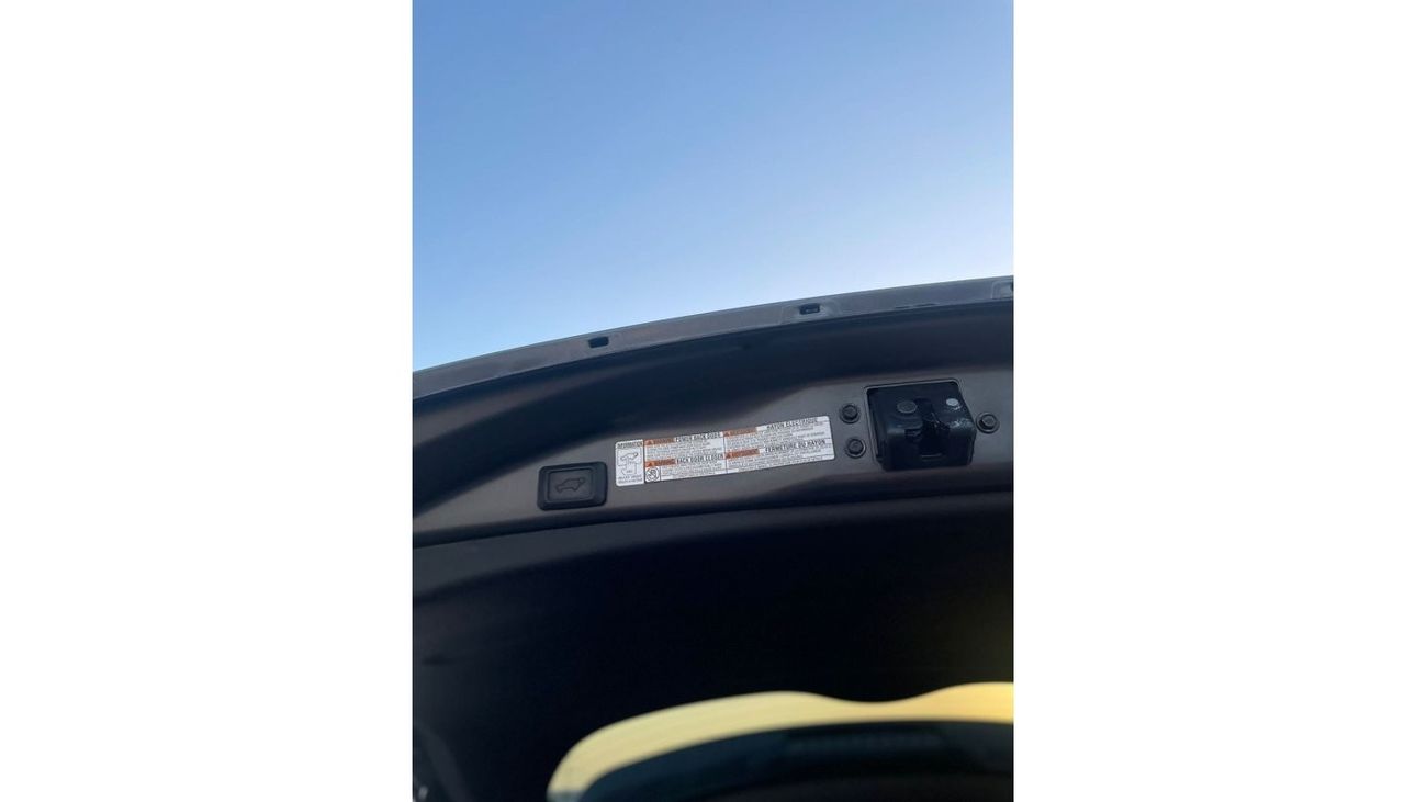 Toyota RAV4 2018 Toyota Rav4 2.5L V4 - Push Start and Auto Trunk Full Option With 2 keys -