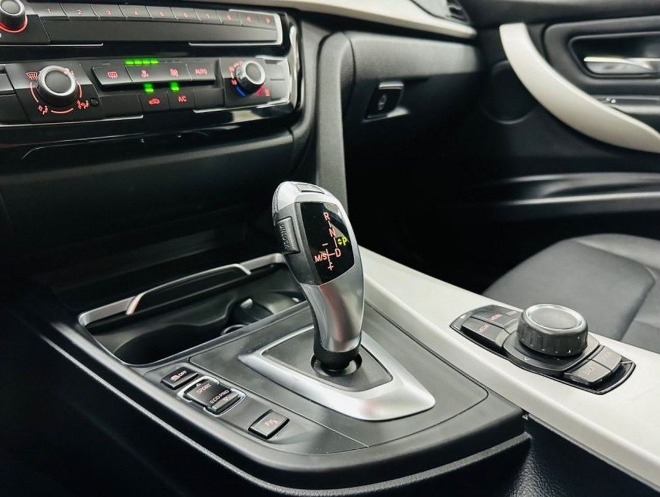 BMW 318i Executive GCC .. Low Milgea .. Perfect Condition .. Sunroof .