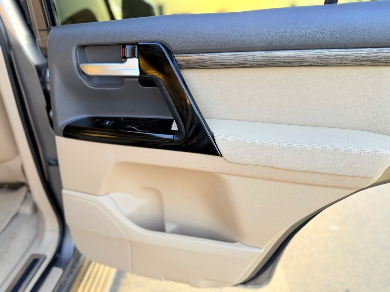 Toyota Land Cruiser GXR+ 4.0L Toyota landcuriser  Years 2019 GXR V6  4.0L facelifted interior and exterior 2025 Years fu