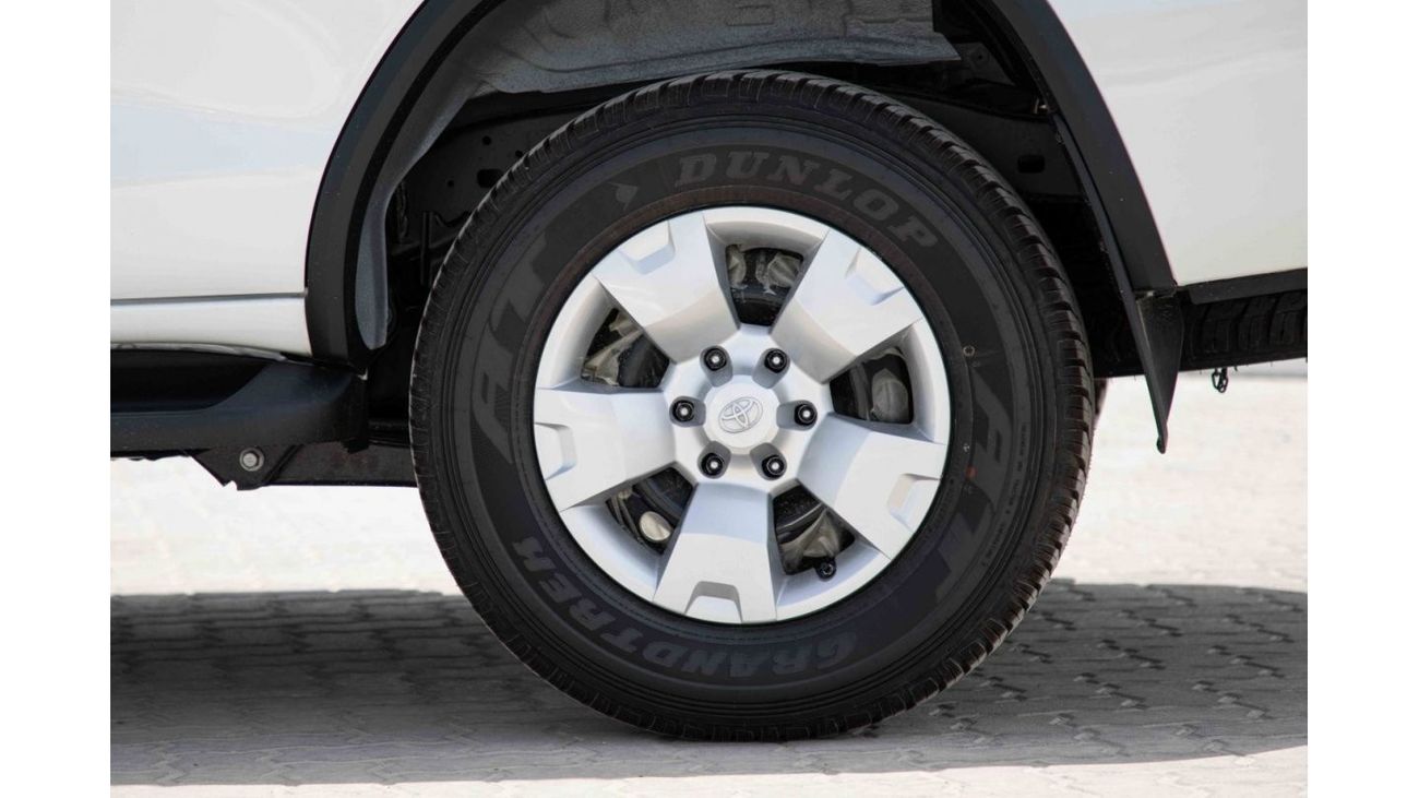 تويوتا فورتونر تويوتا فورتشنر 2024 4X4 2.4 Low - ابيض بلاتيني لؤلؤي من الداخل شامواه