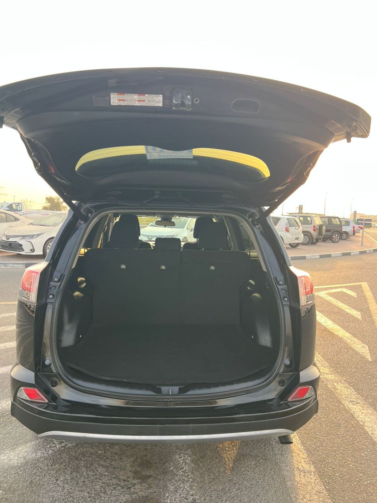 Toyota RAV4 2017 Toyota Rav4 XLE 2.5L V4 Mid Option - Sunroof - Rear Cam - Auto Trunk