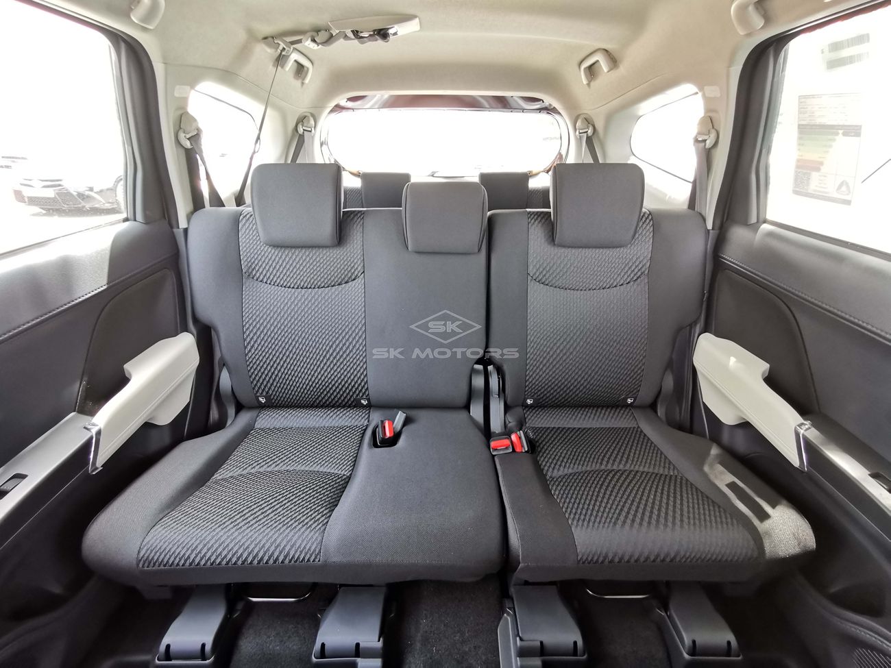 Toyota Rush 1.5L, 17" Rims, Front & Rear A/C, Fabric Seats, Parking Sensor Rear, Xenon Headlight (CODE # TRGC05)