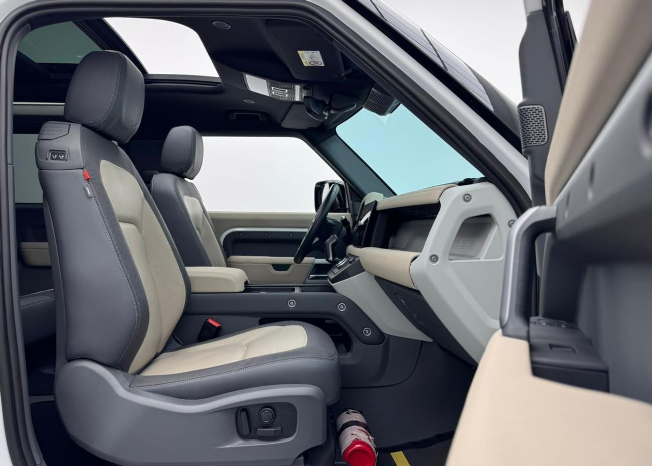 Land Rover Defender P300 90 X-Dynamic SE 3.0L (5 Seater) 2023 Land Rover Defender 90 X-Dynamic SE P400, 2027 Land Rover