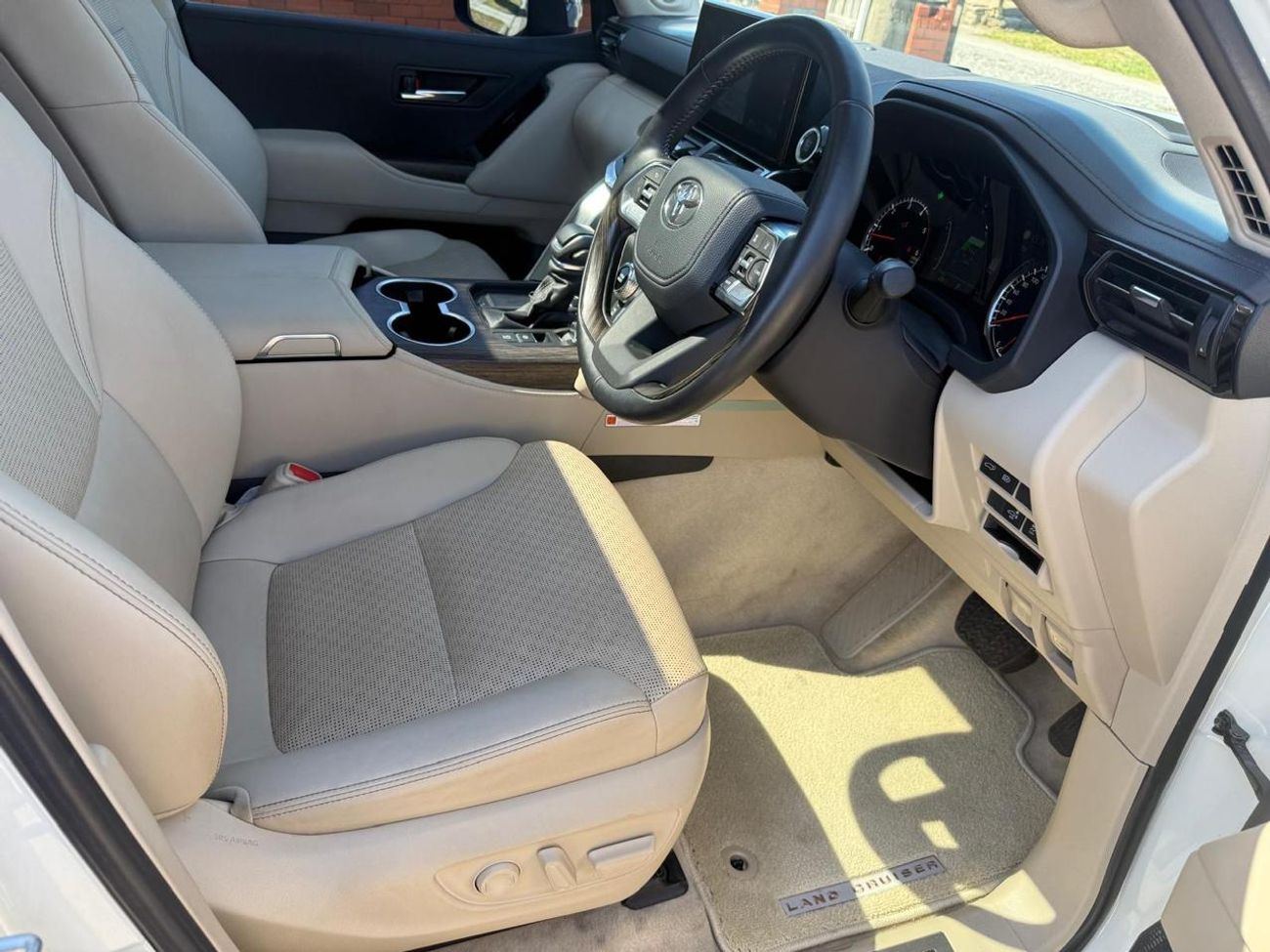 Toyota Land Cruiser DIESEL 3.3 LITER ,RIGHT HAND SAHARA ,BEIGE INTERIOR