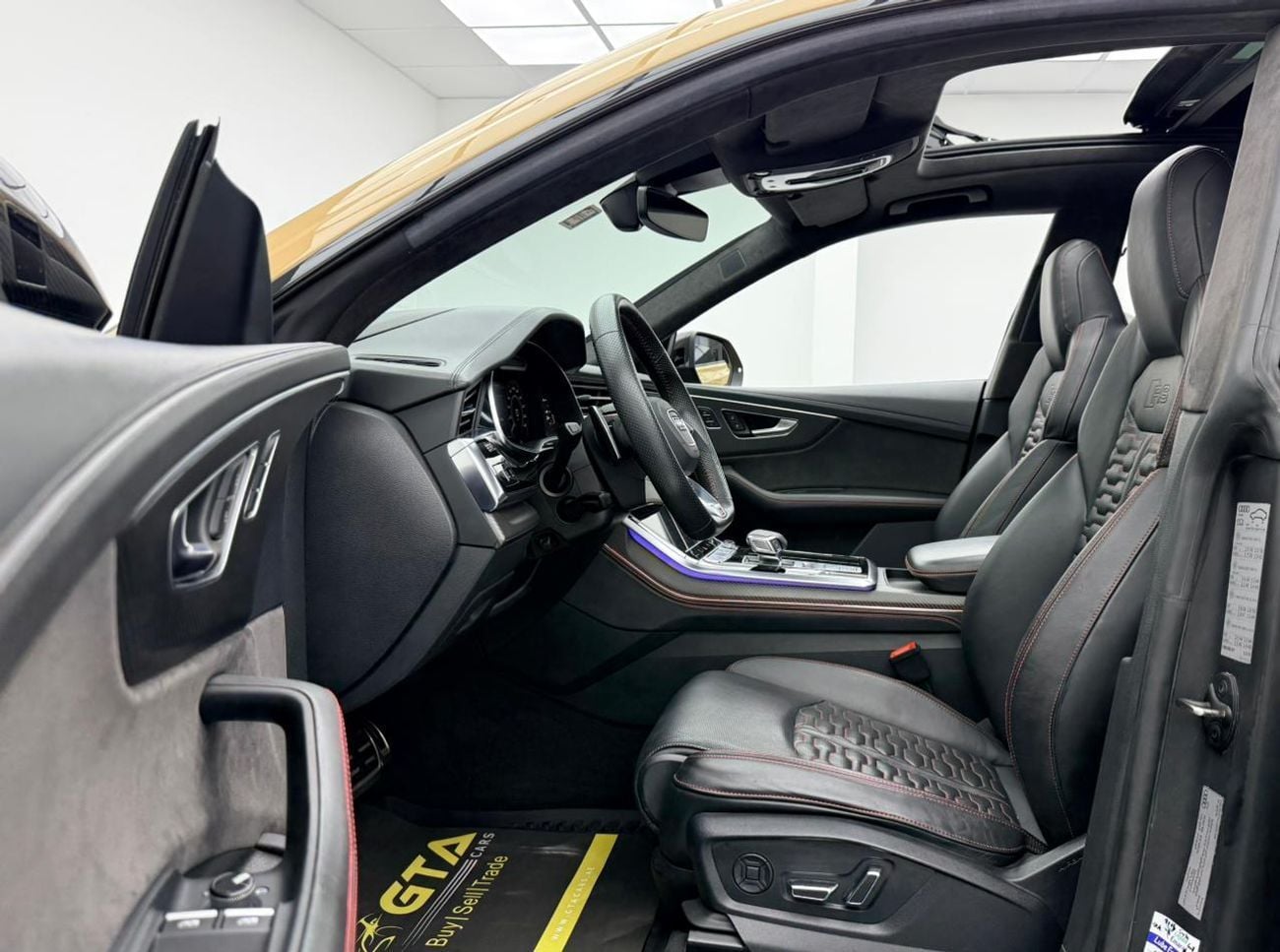 Audi RSQ8 2020 Audi RSQ8 4.0TFSI Quattro, Warranty, Carbon Fiber Package, Excellent Condition, GCC