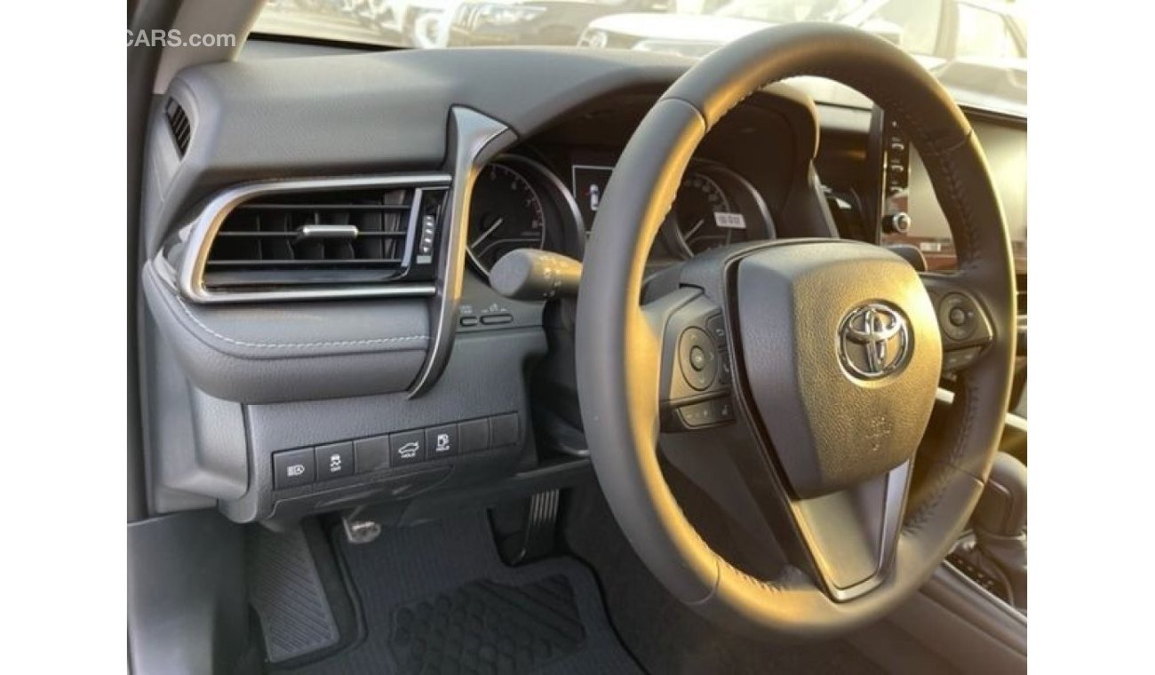 Toyota Camry 2.5L SE Full option with Radar