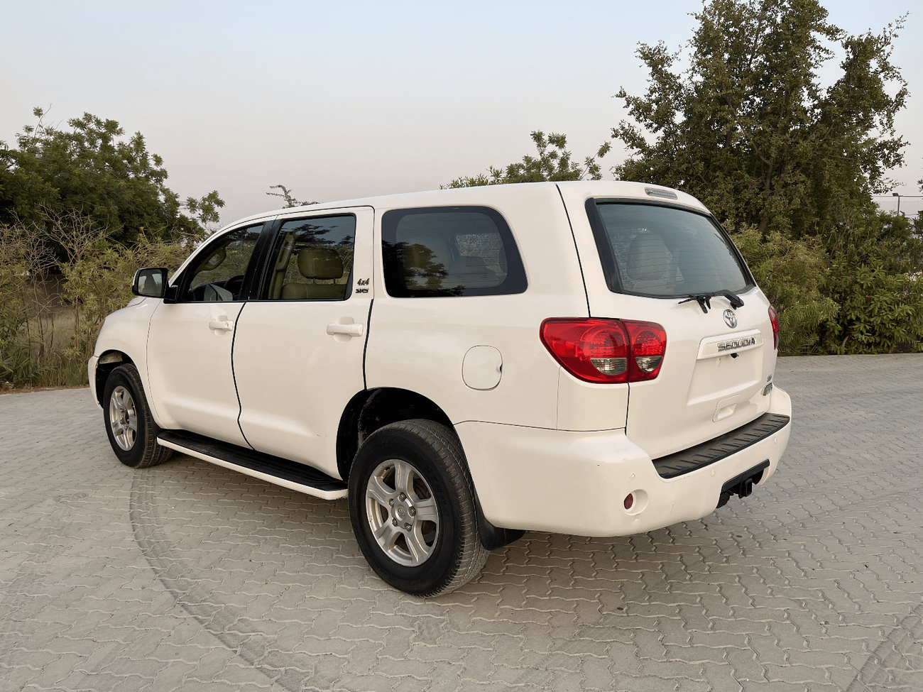 Toyota Sequoia Limited Toyota Sequoia   MODEL 2012  V8     L5,7   Excellent Condition (GCC  _ SPEC) - VERY GOOD CON