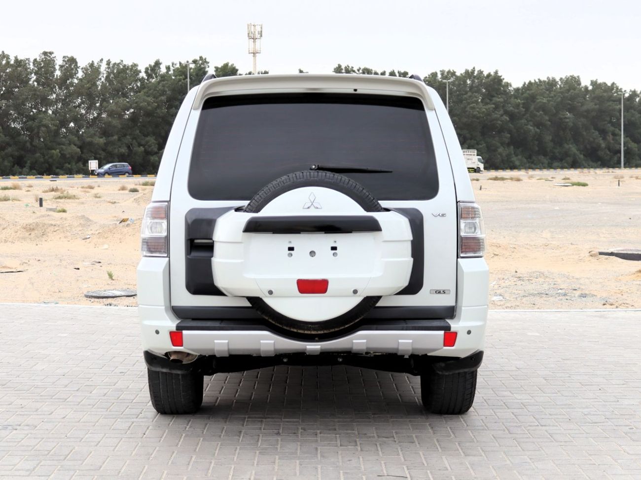 ميتسوبيشي باجيرو GLS 3.5L (186 HP) (7 Seater)