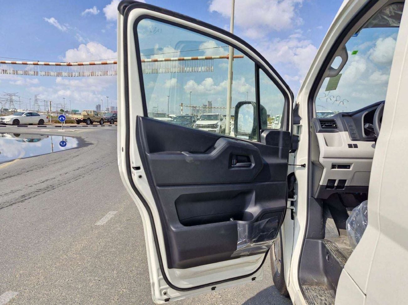 Toyota Hiace 2.8L DSL 13 SEATS HIGHROOF WITH SUNROOF AND DOOR HANDLE SAUDI SPECS