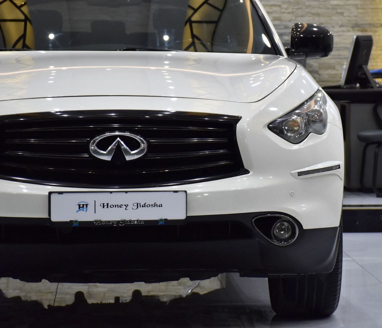 إنفينيتي QX70 ELITE SPORT EXCELLENT DEAL for our Infiniti QX70s ( 2016 Model ) in White Color GCC Specs