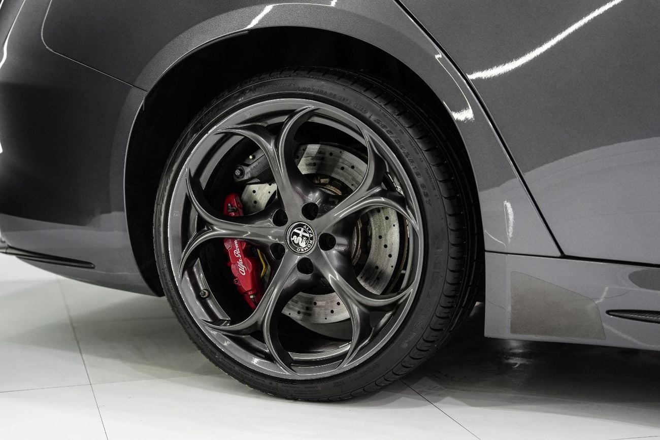 ألفا روميو جوليا Quadrifoglio, Carbon Trim, Harman/Kardon Audio, Sport Package, GCC Specs!!