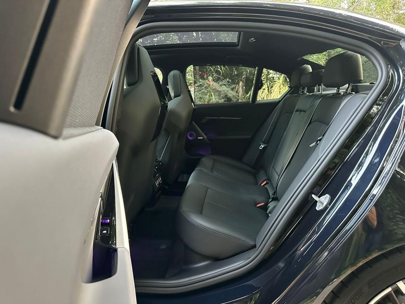 بي أم دبليو M5 2025 BMW M5 | 4.4L V8 Twin-Turbo | 717 HP | Plug-in Hybrid | Dark Navy Blue | 13000 KM | Like New