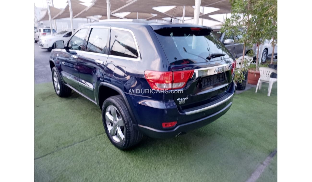 جيب جراند شيروكي موديل 2013 خليجى لون ازرق داخل زعفرانى فتحة جلد مثبت بحالة ممتازة لاتحتاج لأى مصاريف