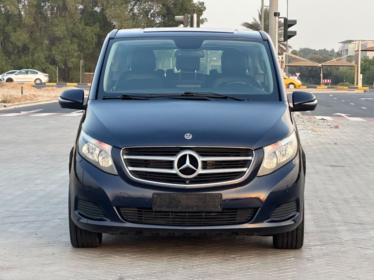 مرسيدس بنز V 250 موديل 2019 خليجي حاله ممتازه من الداخل والخارج صبغ الوكاله مالك واحد من الوكاله