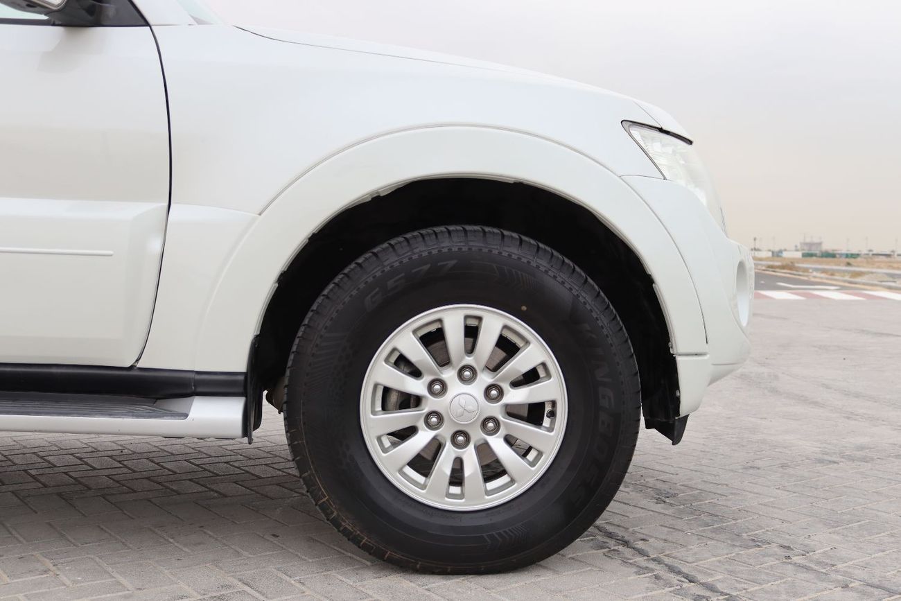 ميتسوبيشي باجيرو GLS 3.5L (186 HP) (7 Seater)