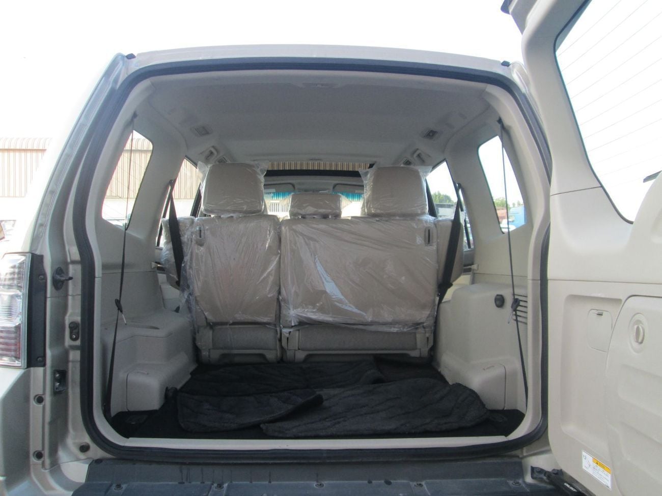 ميتسوبيشي باجيرو GLS M/L DIAMOND GLS Mid 3.5L (189 HP) (7 Seater)