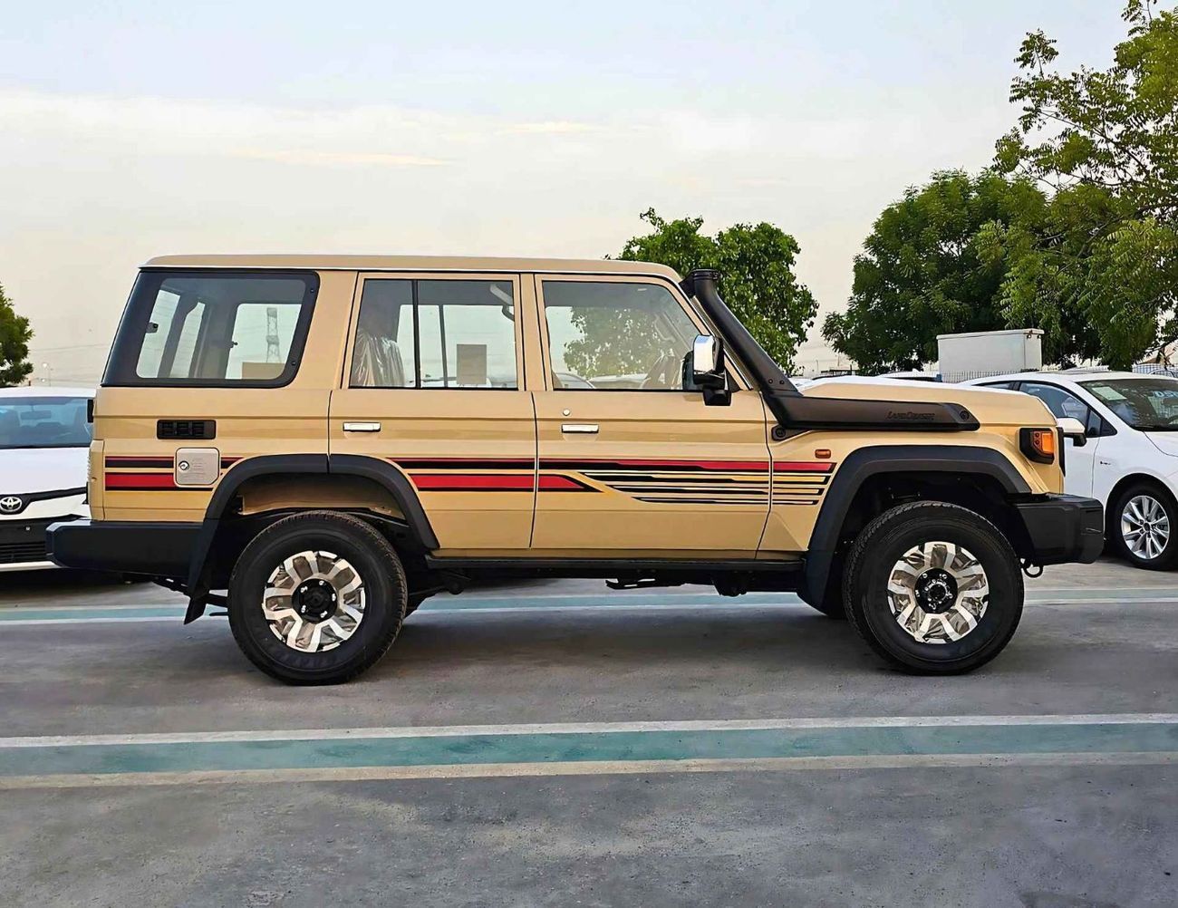 تويوتا لاند كروزر 70 LC76 LX/4.0L PETROL A/T/DIFFLOCK, WINCH, SNORKEL, REFRIGERATOR, OVER FENDER/ CODE#H76PAF