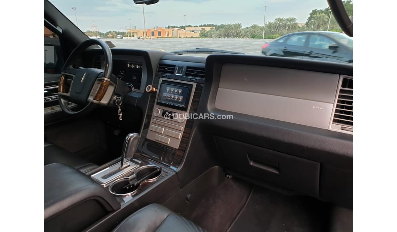 لينكولن نافيجاتور Lincoln Navigator 2010 GCC Perfect Condition - Accident Free