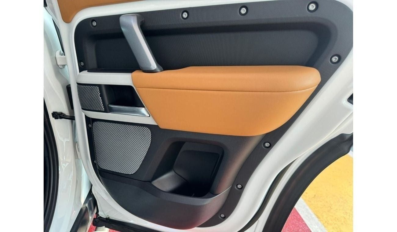 لاند روفر ديفندر 2023 Land Rover Defender 130-P400- X Dynamic 3.0L