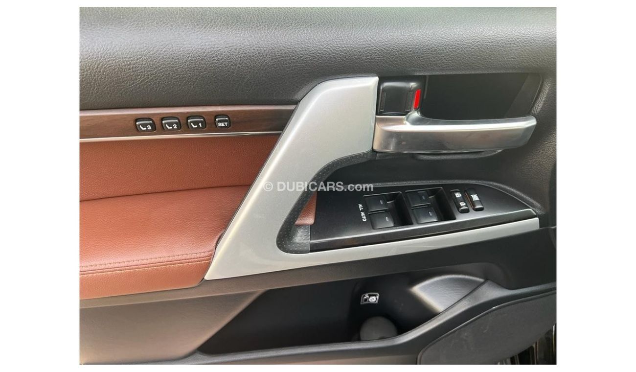 Toyota Land Cruiser TOYOTA LAND CRUIZER 2017 GCC VXR 5.7 TOP OF RANGE ORIGINAL PAINT FULL SERVICE HISTORY