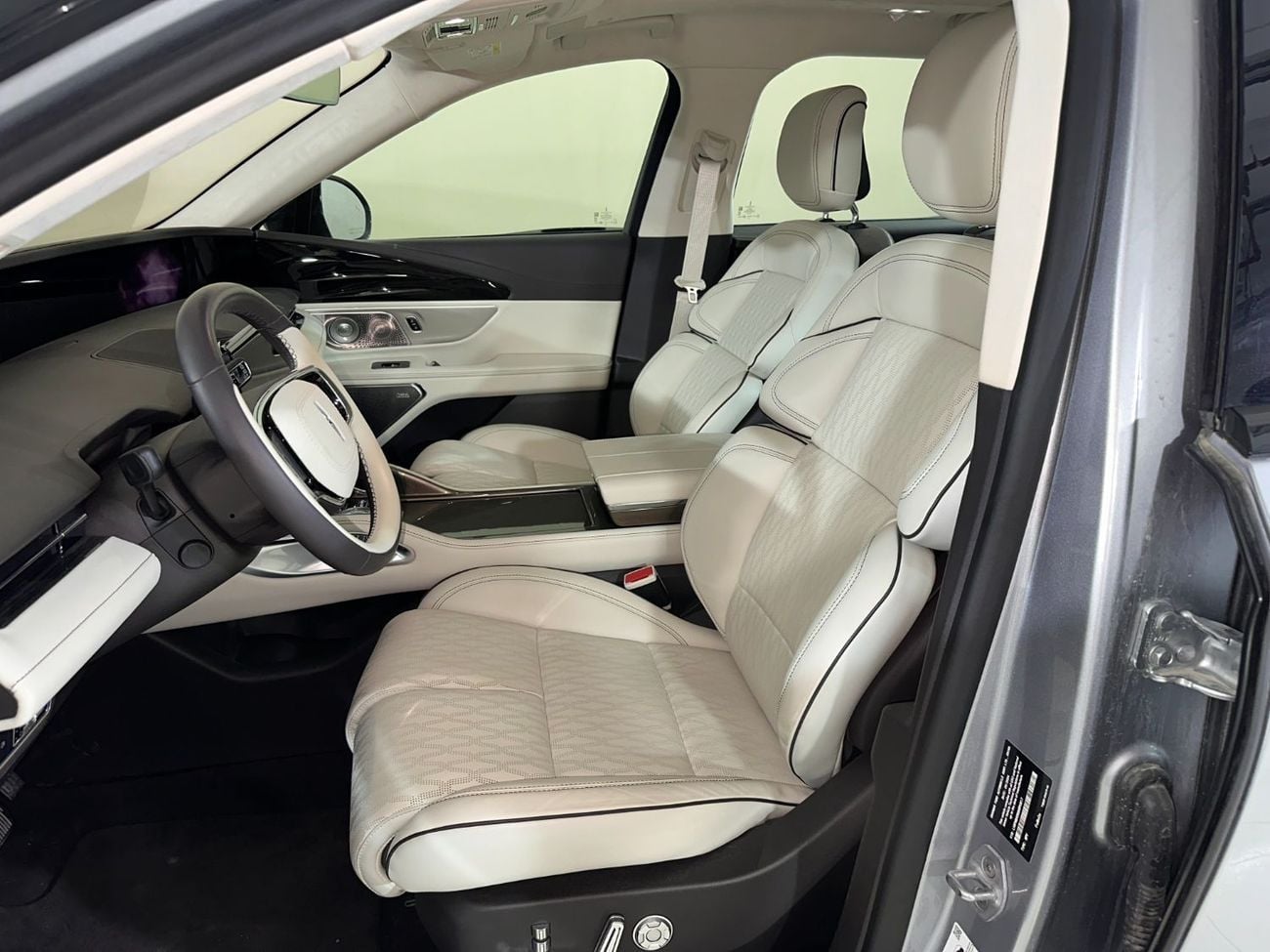 لينكولن ناوتيلوس PRESIDENTIAL HYBRID / NAU925H/ AL TAYER MOTORS /AL QOUZ SHOWROOM
