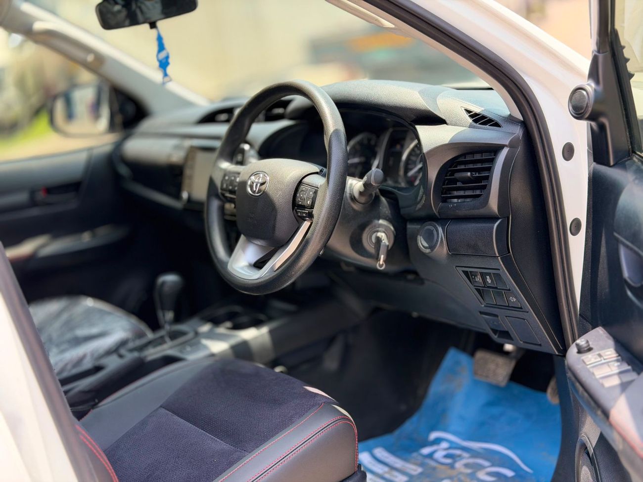 Toyota Hilux SGLX Toyota Hilux 2023model 2.8L Diesel Engine 4 cylinder colour white Transmission Automatic Interi