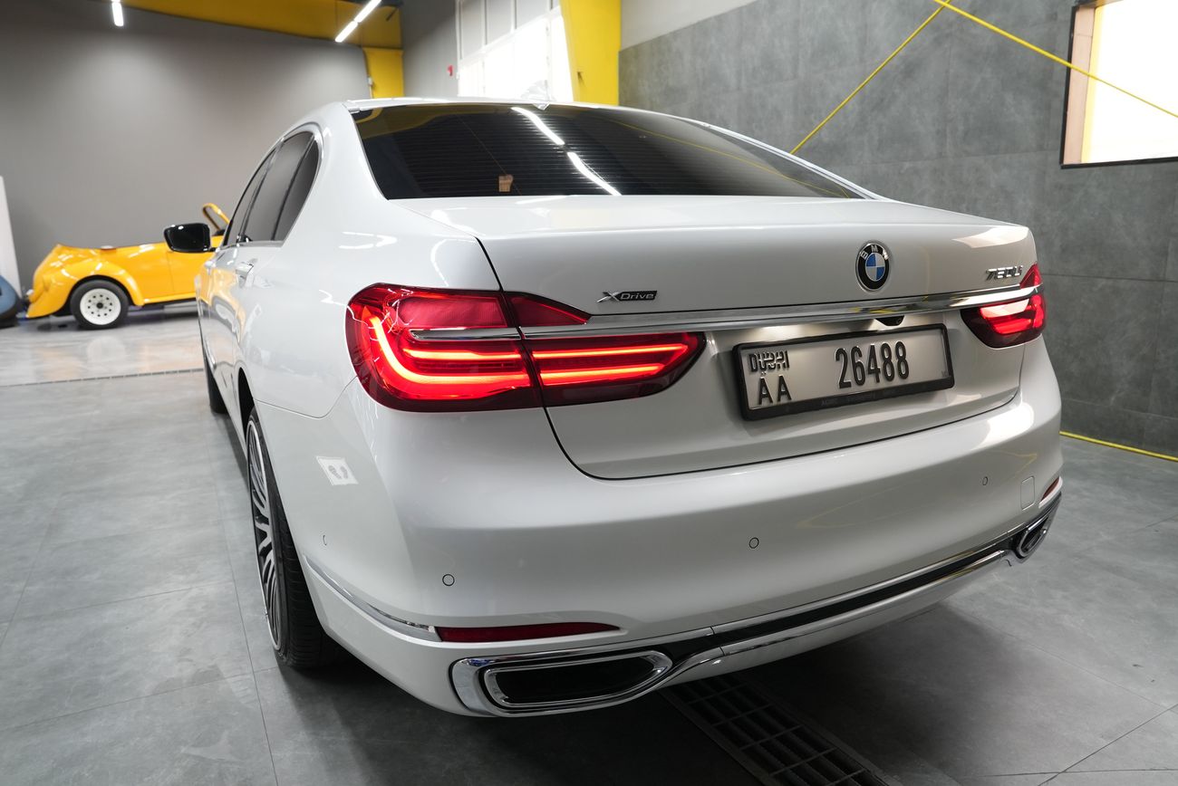 بي أم دبليو 750Li Luxury 4.4L (443 HP)