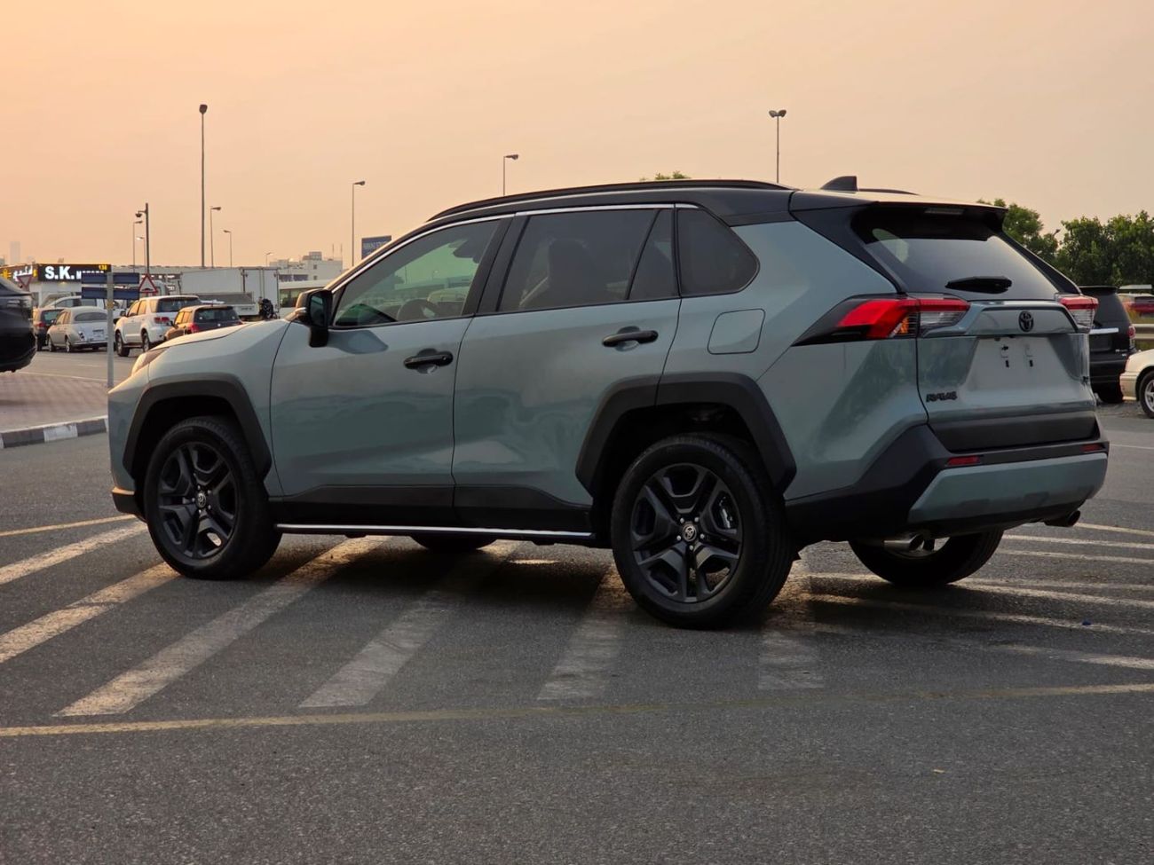 Toyota RAV4 2023 Model XLE Premium Sunroof , trunk automatic and original leather seats