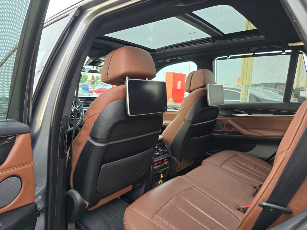 BMW X5 50i Luxury 4.4L (7 Seater) BMW X5 50i 2017 GCC V8 engine 4.4L clean car no any work required availab