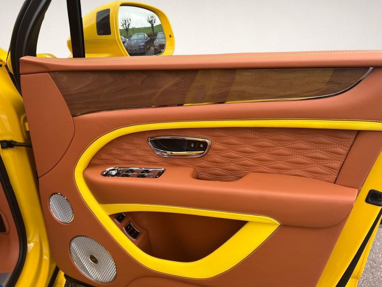 بنتلي بينتايجا 4.0-litre twin-turbo V8,641bhp (EXPORT ONLY) RIGHT HAND DRIVE