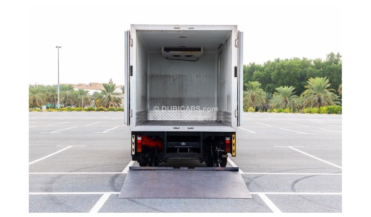 ميتسوبيشي فوسو كانتير 2017 Dual Cabin with Carrier Chiller - Tail lift DSL M/T - Low Mileage - GCC Specs